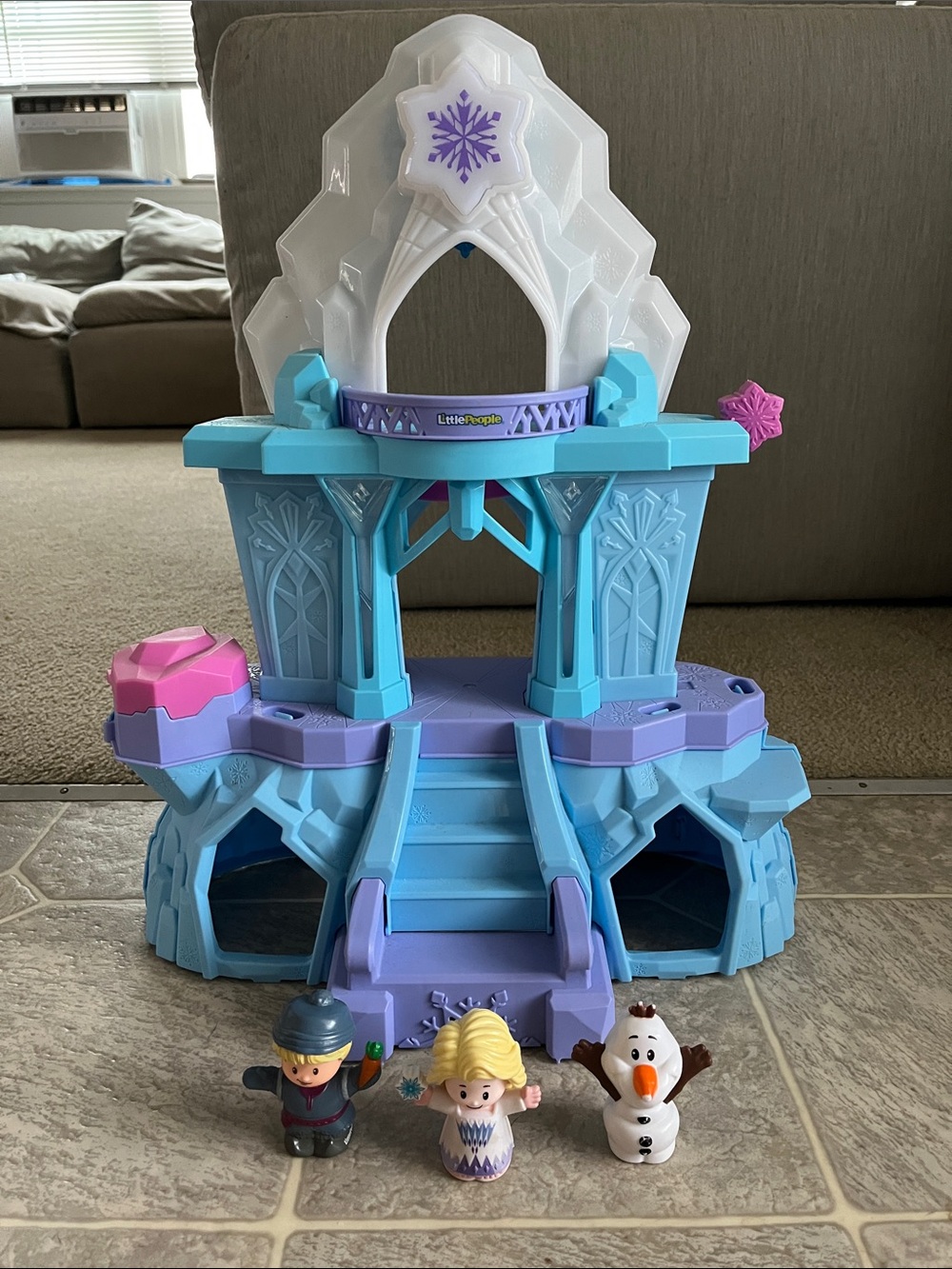 Frozen little People castle. Includes Elsa- Olaf and Kristoff.